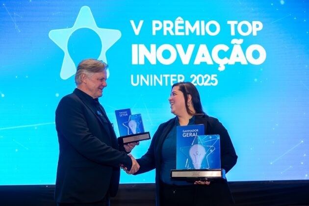 O reitor da Uninter, Benhur Gaio, entrega o prêmio para a vencedora Laíse Cadeira Pedroso, que conquistou o primeiro lugar geral e na categoria Terceiro Setor.
Fotos: Rodrigo Leal / Mural do Paraná