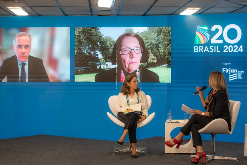 imagem colorida de mulheres sentadas, participando de conferência por vídeo