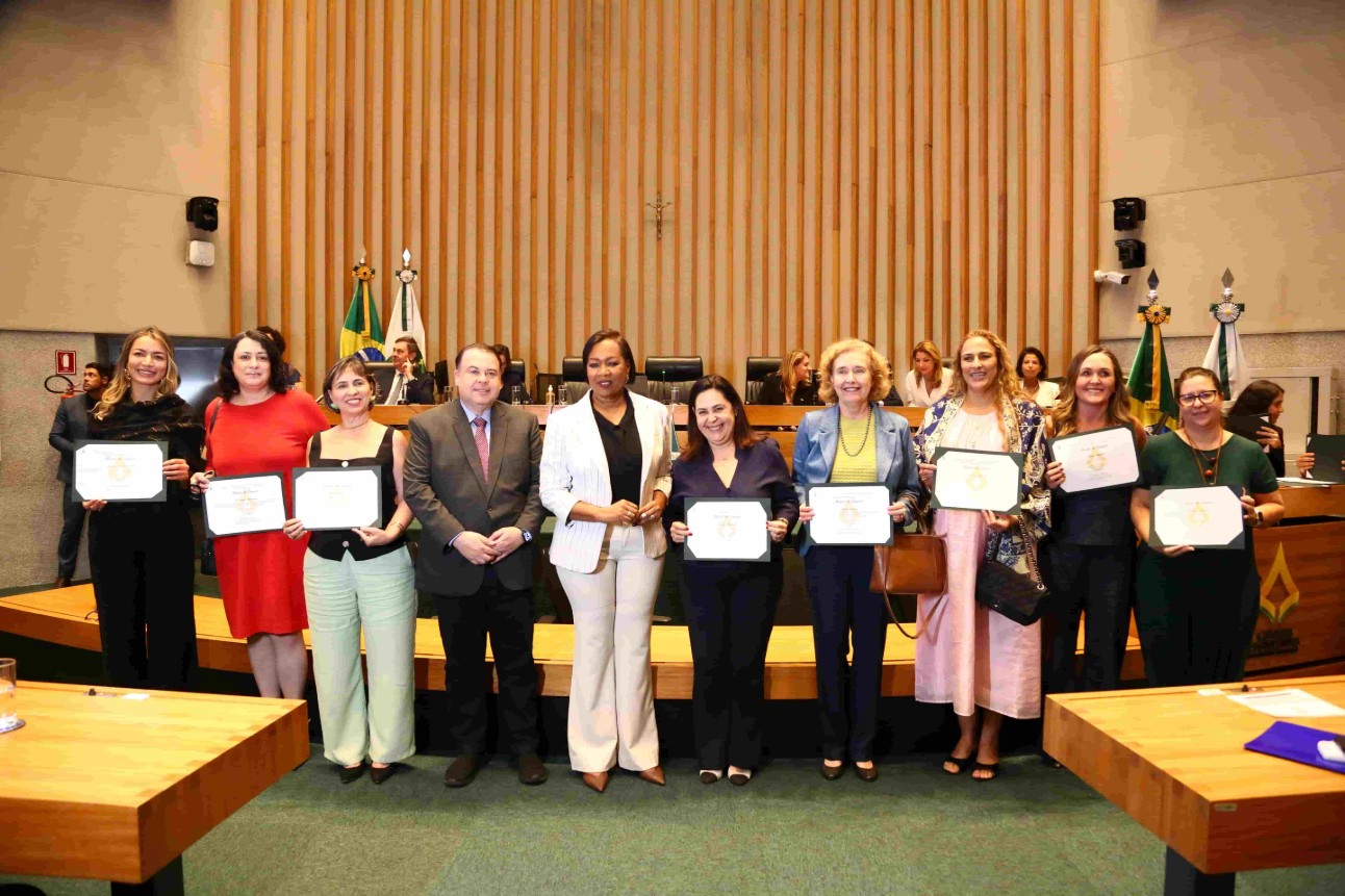 A superintendente do SESI Lab, Cláudia Ramalho (ao centro, de blusa e calça preta), recebeu Moção de Louvor na CLDF por sua contribuição à ciência, tecnologia e inovação. Foto: Queren Ouriveis Silva A superintendente do SESI Lab, Cláudia Ramalho (ao centro, de blusa e calça preta), recebeu Moção de Louvor na CLDF por sua contribuição à ciência, tecnologia e inovação. Foto: Queren Ouriveis Silva