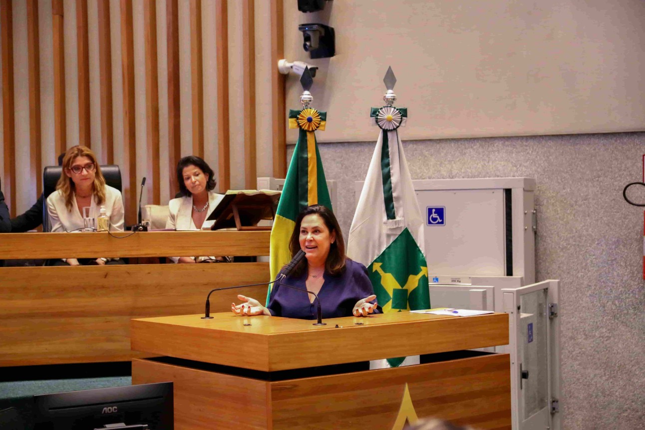 Durante sessão solene na CLDF, Cláudia Ramalho, superintendente do SESI Lab, foi homenageada por seu papel na popularização da ciência. Em quase três anos, o espaço já recebeu mais de 500 mil visitantes. Foto: Queren Ouriveis Silva Durante sessão solene na CLDF, Cláudia Ramalho, superintendente do SESI Lab, foi homenageada por seu papel na popularização da ciência. Em quase três anos, o espaço já recebeu mais de 500 mil visitantes. Foto: Queren Ouriveis Silva