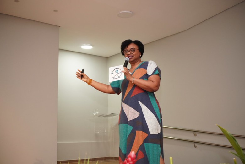 A professora Nilma Lino, da UFMG, destacou que a educação inclusiva e antirracista é essencial para transformar a escola em espaço de acolhimento, equidade e respeito à diversidade étnico-racial.
Foto: Jean Costa / SESI