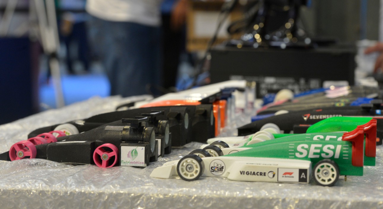 Estudantes desenvolvem carro de corrida elétrico com carregamento mais  rápido do mundo - Folha PE