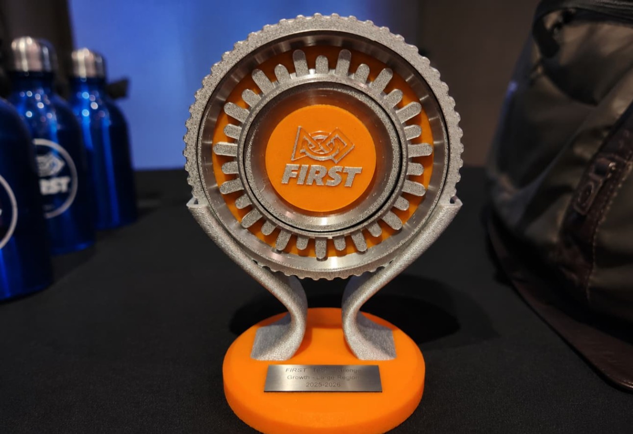 SESI Nacional recebe o Growth Award da FIRST Tech Challenge durante a FIRST Partner Conference, na Filadélfia (EUA), em reconhecimento ao crescimento da FTC no Brasil na temporada 2025/2026. Foto: Divulgação / SESI