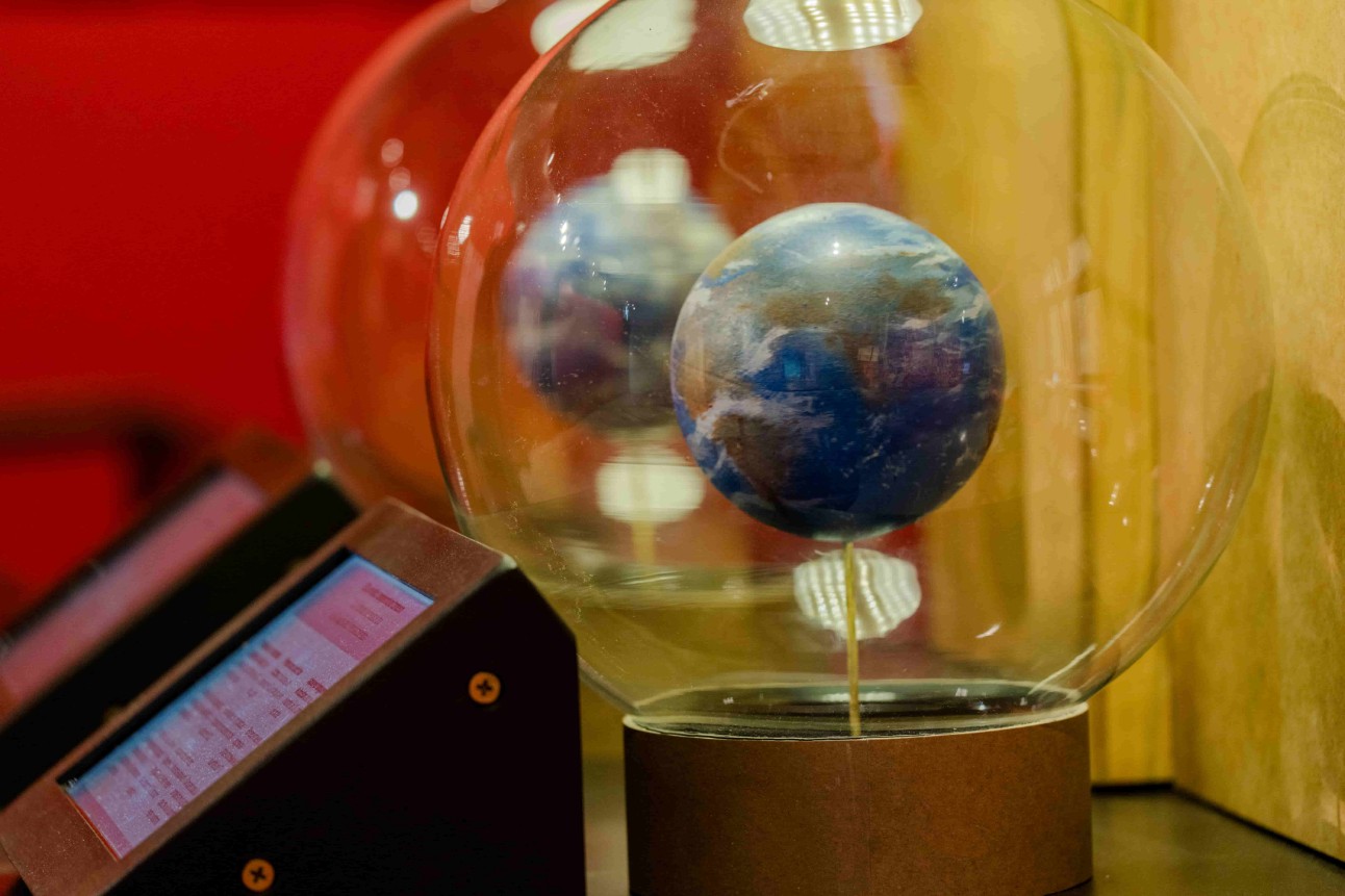 Um dos destaques é uma obra com um globo suspenso, que mostra como o aumento da temperatura do planeta ocorre de forma desigual e como isso afeta especialmente as populações mais vulneráveis.
Foto: Isis Aisha / SESI Lab