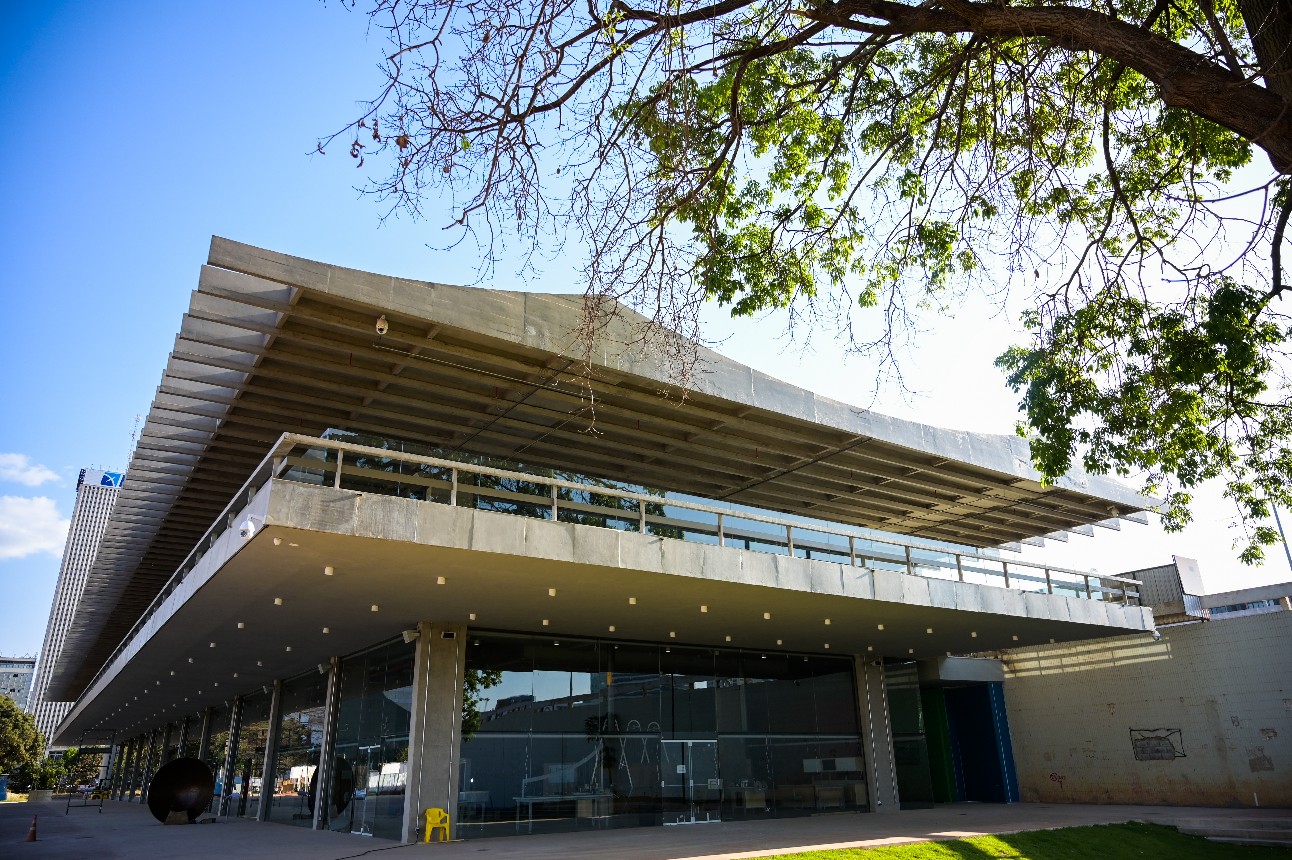 Erguido no centro de Brasília (DF), o SESI Lab vai ser inaugurado no dia 30 de novembro de 2022 e promete empolgar o público com mais de 100 experimentos interativos