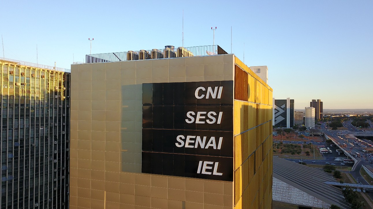 Vista área do prédio da Confederação Nacional da Indústria, com foco na placa "CNI, SESI, SENAI, IEL"