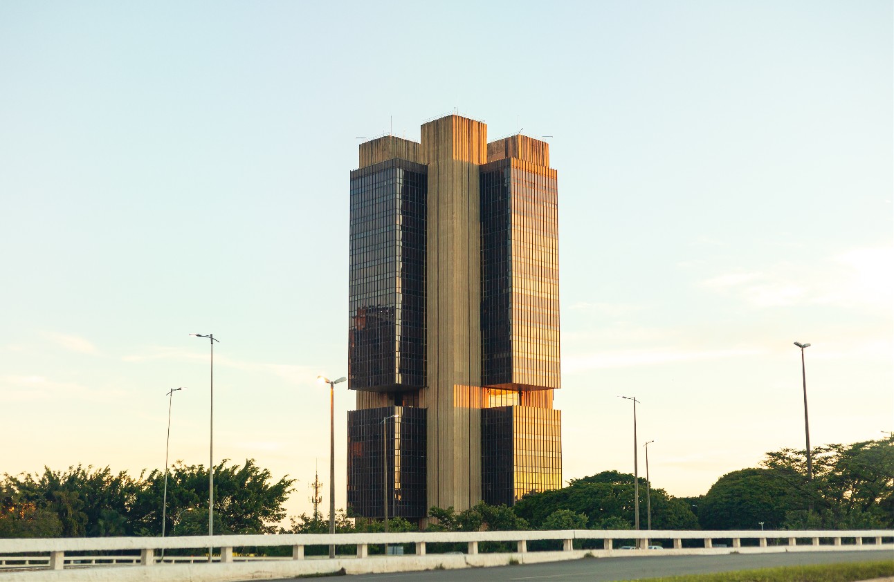 Foto: Banco Central, localizado em Brasília, prédio alto de concreto.