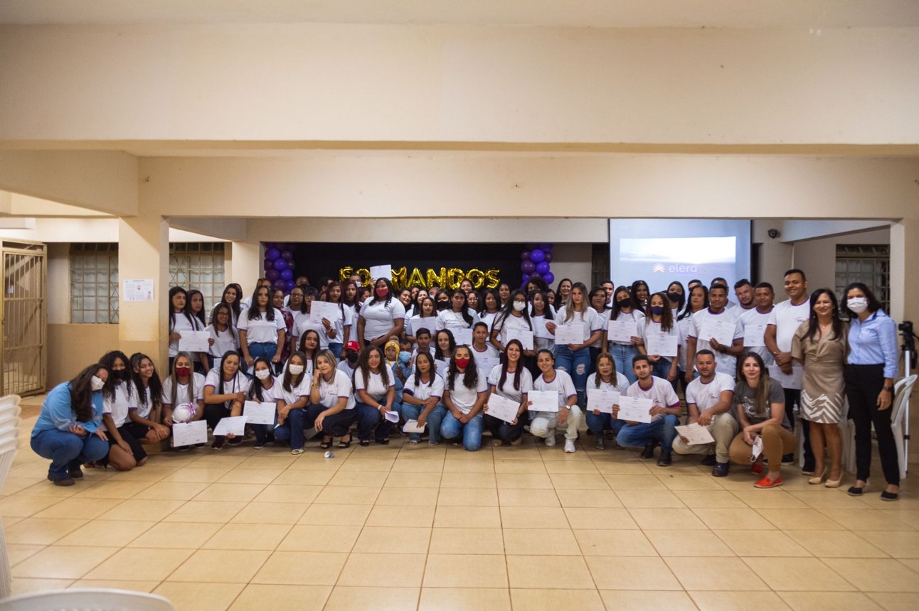 A iniciativa formou 88 alunos do Curso de Iniciação Profissional em Instalação de Sistema Fotovoltaico, dos quais 75% dos alunos são mulheres