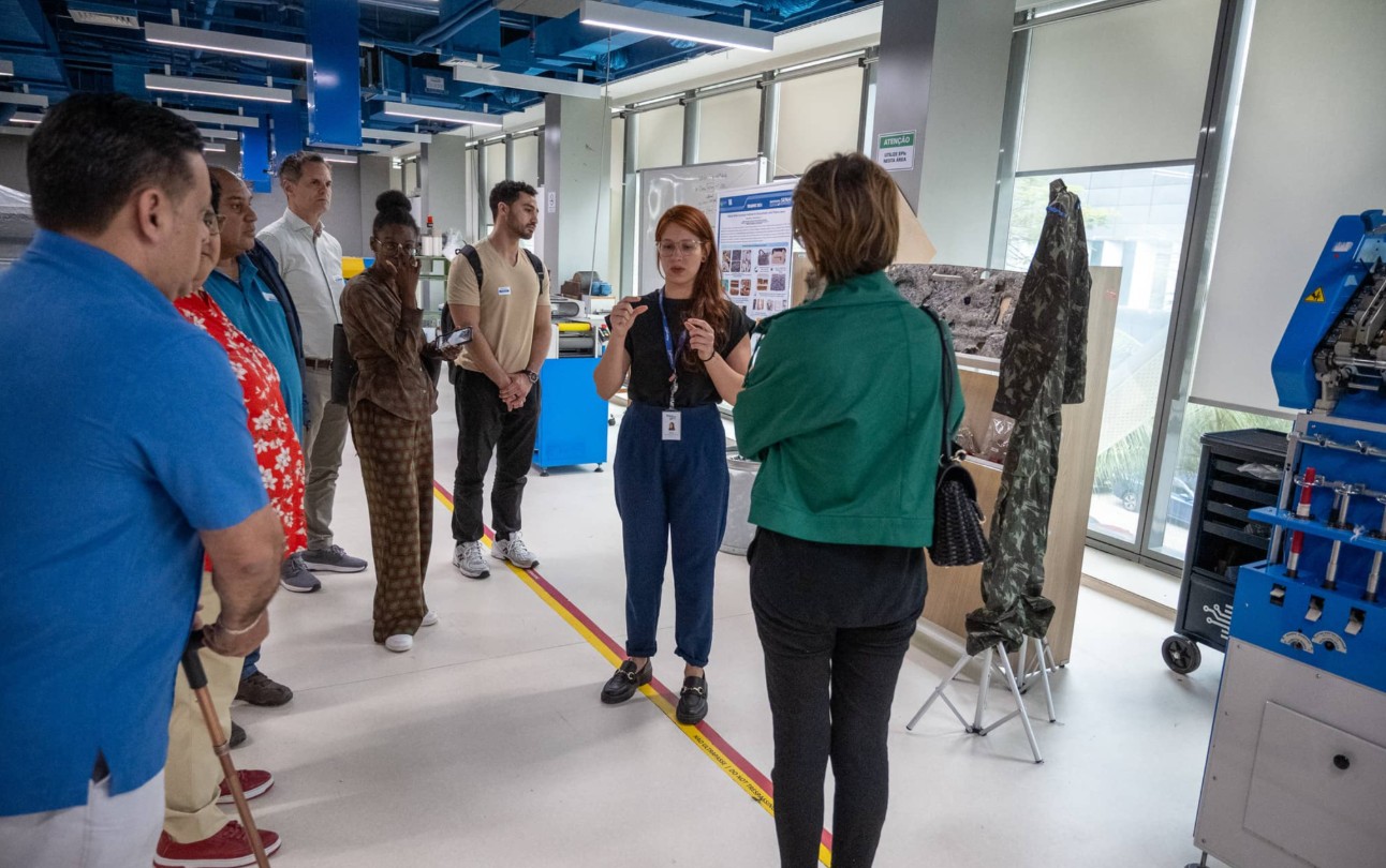 Os participantes visitaram o Parque de Inovação da FIRJAN, referência em soluções sustentáveis e em Indústria 4.0, e conheceram de perto projetos tecnológicos em desenvolvimento