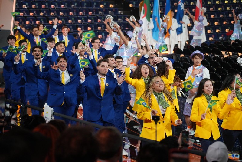 Delegação brasileira participa da cerimônia de abertura da WorldSkills Shanghai 2026, na Mercedes-Benz Arena, em Xangai. Foto: Gabriel Pinheiro / CNI
