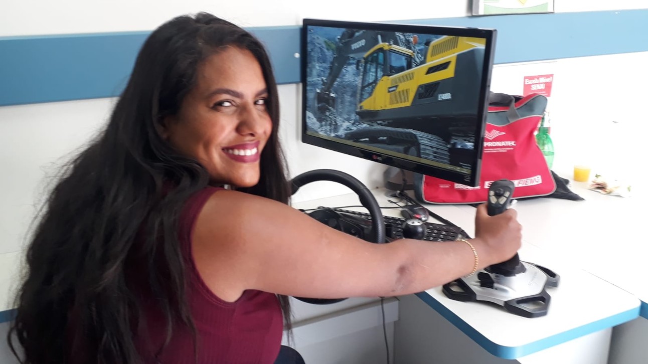 Débora Kelly da Silva usou o joystick durante o curso de Operação de Escavadeira Hidráulica