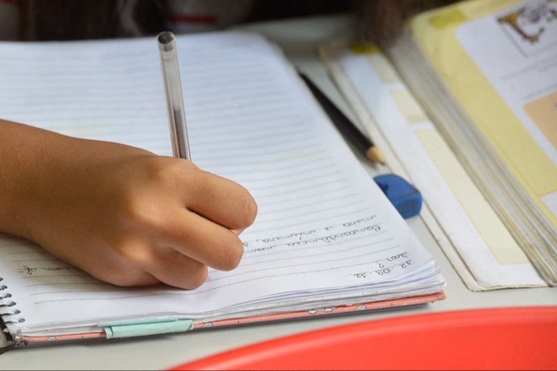 Estudantes do ensino médio participando de projeto integrador.