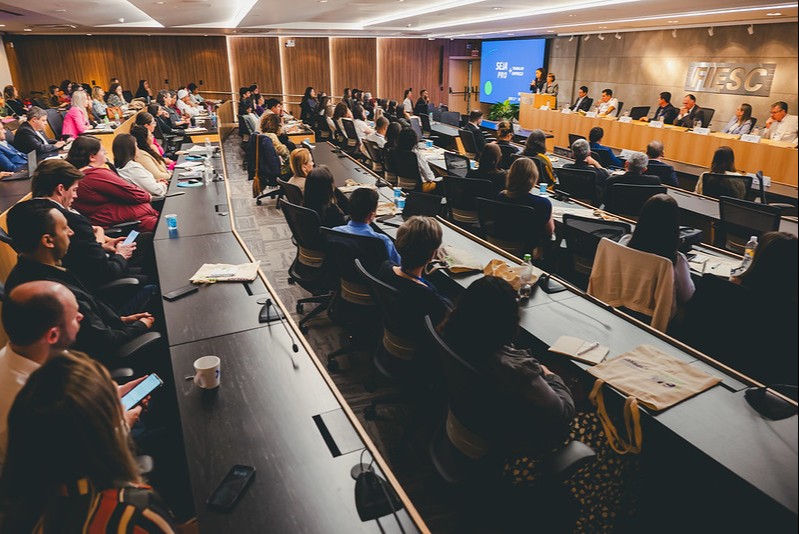 Uma das participantes contou que precisou interromper os estudos várias vezes, mas voltou a sonhar graças à EJA, concluiu o ensino médio, fez uma graduação, está finalizando a segunda e hoje inspira outras mulheres a seguirem o mesmo caminho