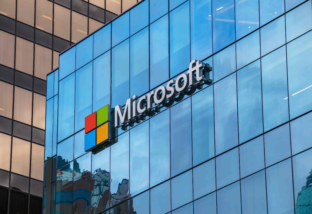 Prédio de vidro da Microsoft, com a logo da empresa.