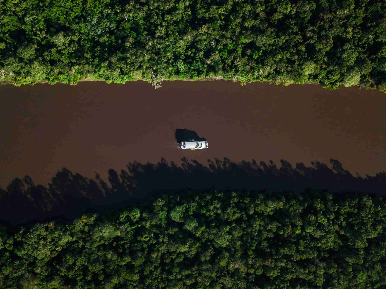 imagem colorida de barco-escola do SENAI navegandoem comunidades ribeirinhas da Amazônia