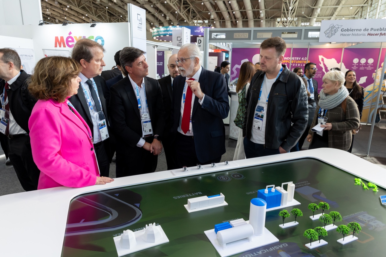 Embaixador do Brasil na Alemanha, Roberto Jaguaribe (centro) conhece a planta virtual de hidrogênio verde