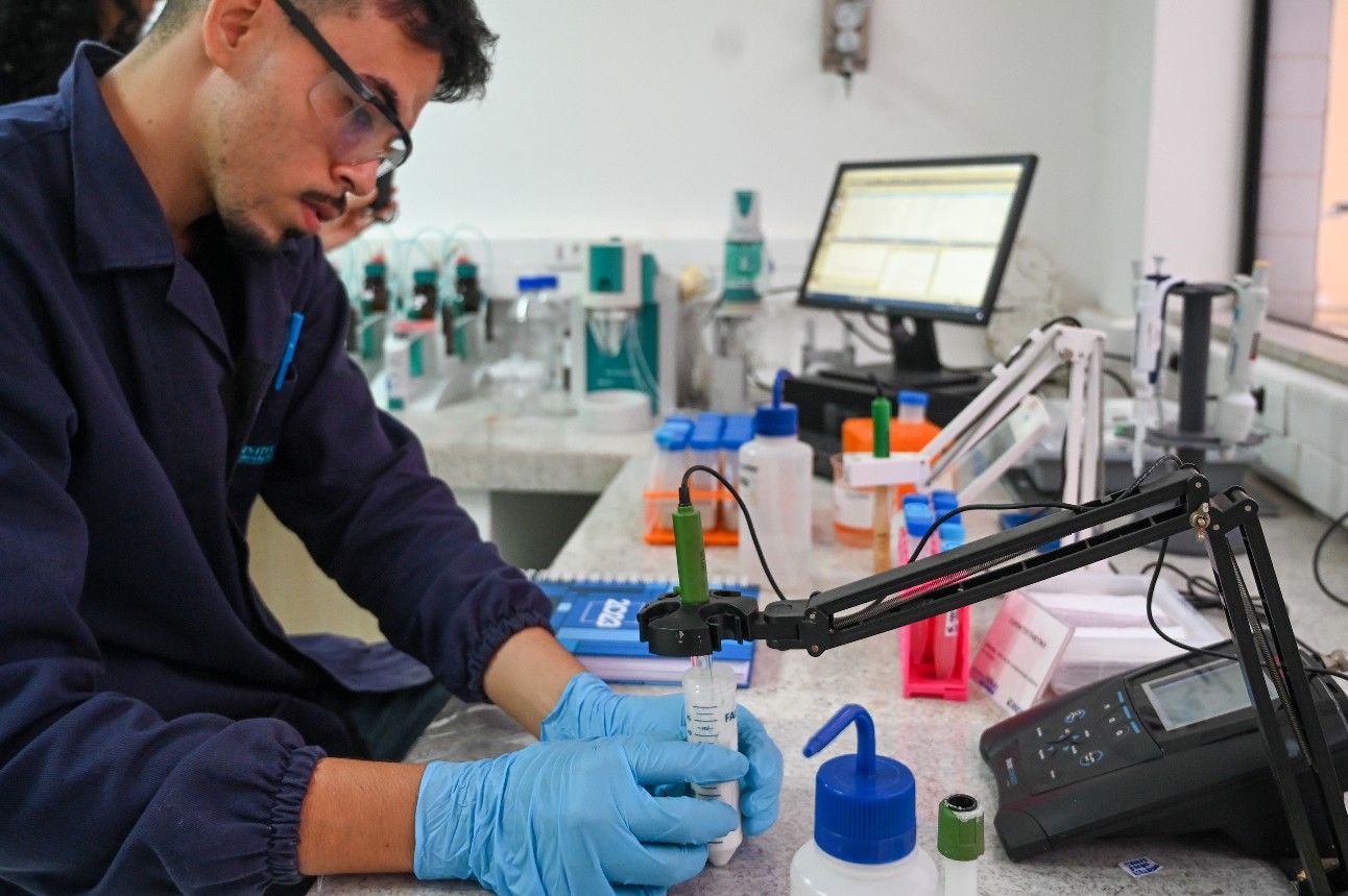 imagem colorida mostrando homem jovem em laboratório