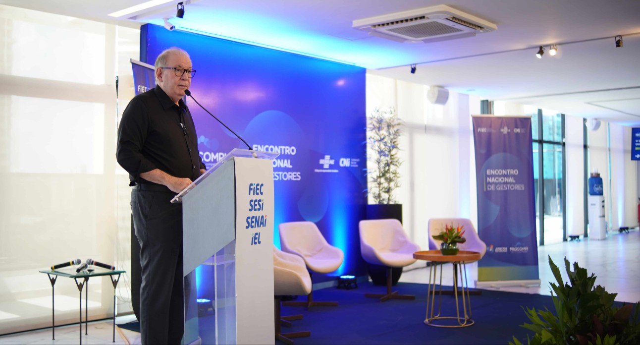 Ricardo Cavalcante recebeu os participantes na FIEC e provocou os gestores a pensar nas novas demandas de empresas que mudaram de porte e de realidade