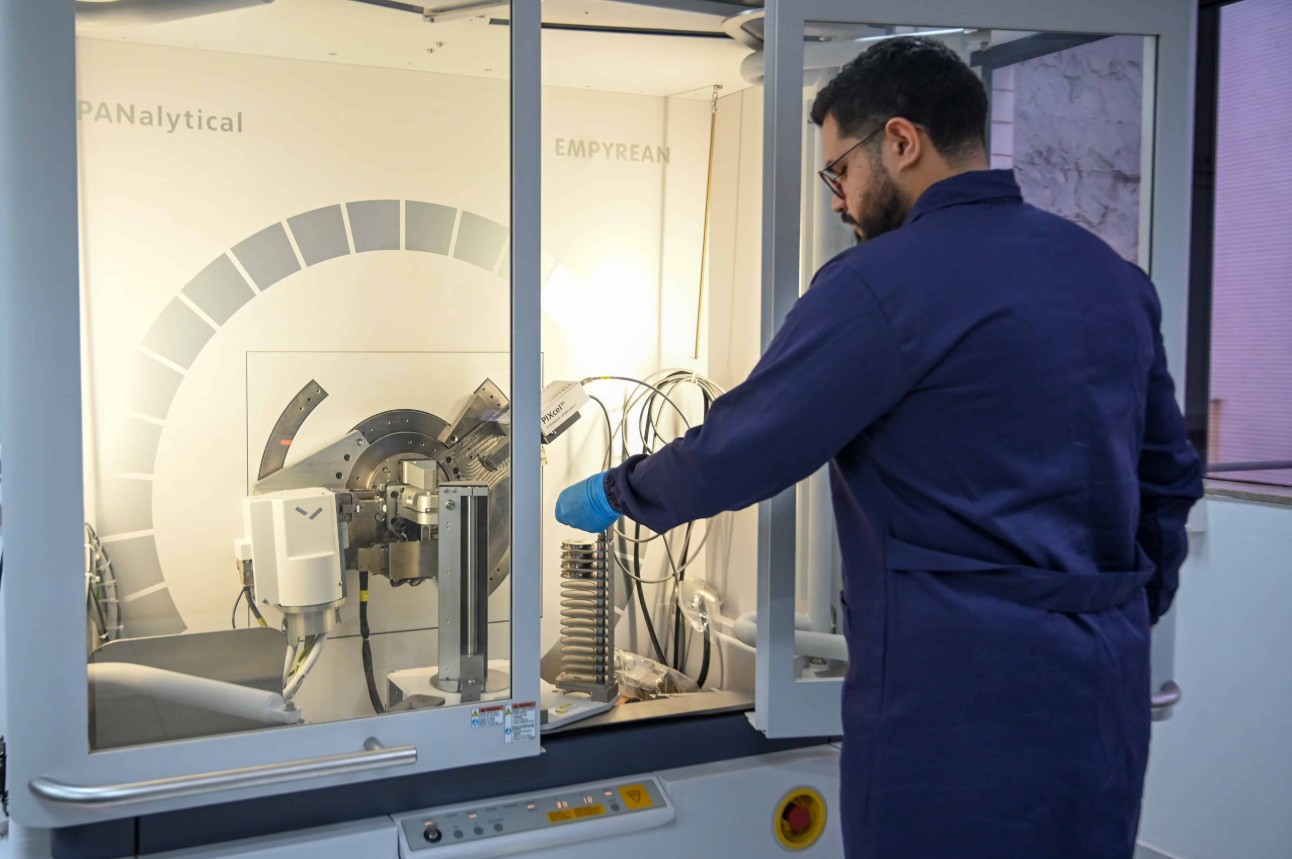 Homem manuseando equipamento de laboratório. Instituto SENAI de Inovação em Tecnologias Minerais (ISI-TM)