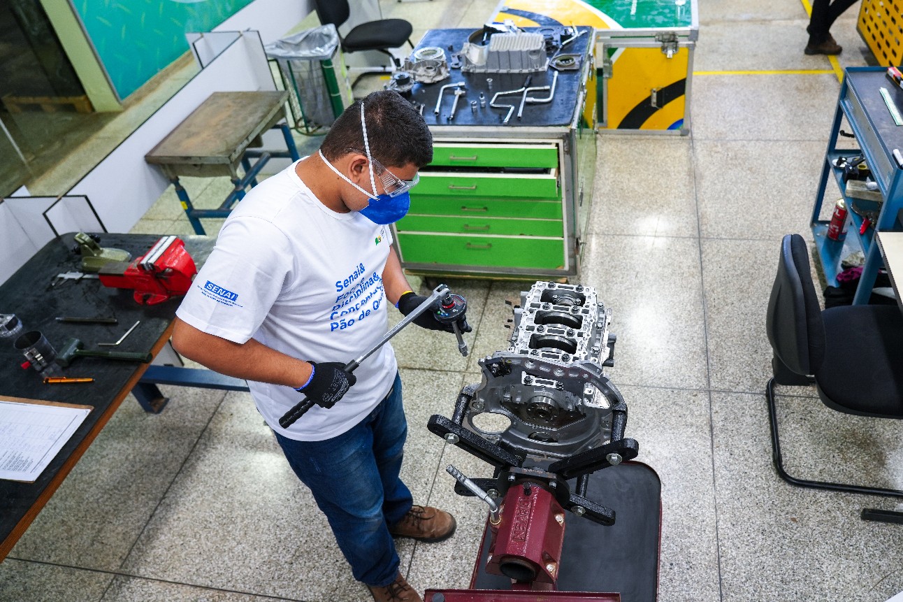 Brasil precisa formar mais de 77 mil técnicos industriais em 2023