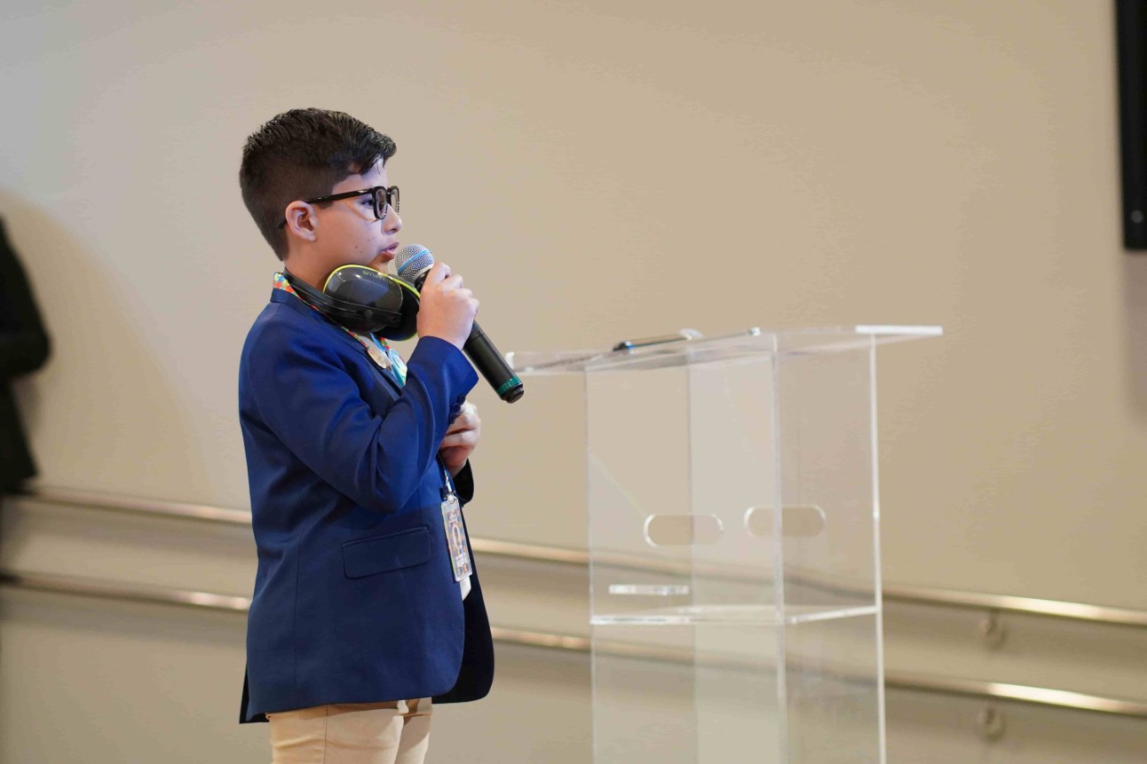 O pequeno Davi Ferreira, de 10 anos, emocionou o público ao relatar suas experiências como estudante com autismo, reforçando a importância da inclusão e do acolhimento nas escolas