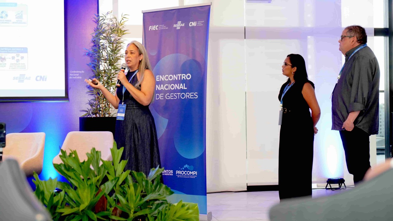 Sandra Pasta, do IEL Bahia, à esquerda, apresentou projeto de plataforma que pretende conectar indústrias para estimular o reaproveitamento de resíduos. Fotos: Luiza Mendes e Lucas Mendes