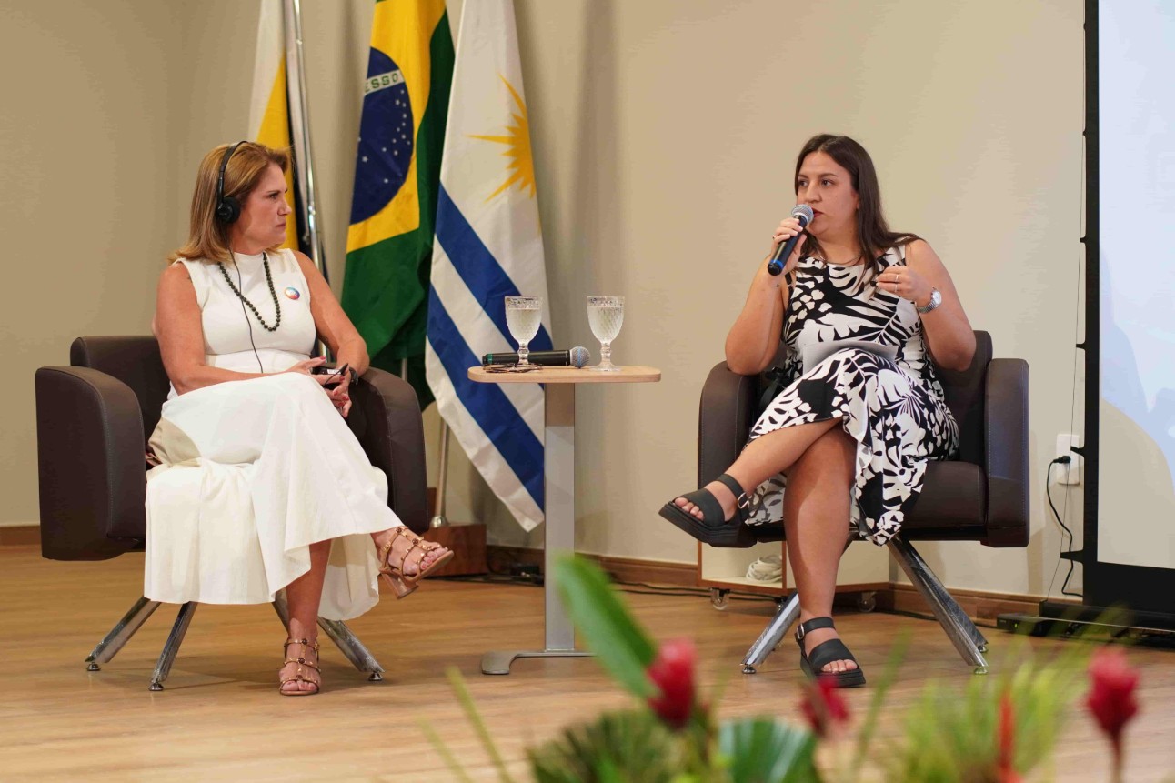 Na foto, Katia Marangon (à esquerda, de branco) e Belén Arcucci (à direita, de vestido preto e branco) participam do Seminário Internacional de Educação Inclusiva, que destaca a importância da diversidade e do acolhimento nas escolas SESI