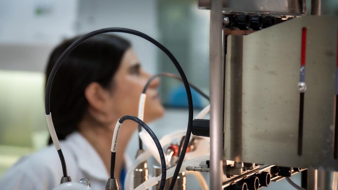 Mulher em um laboratório.