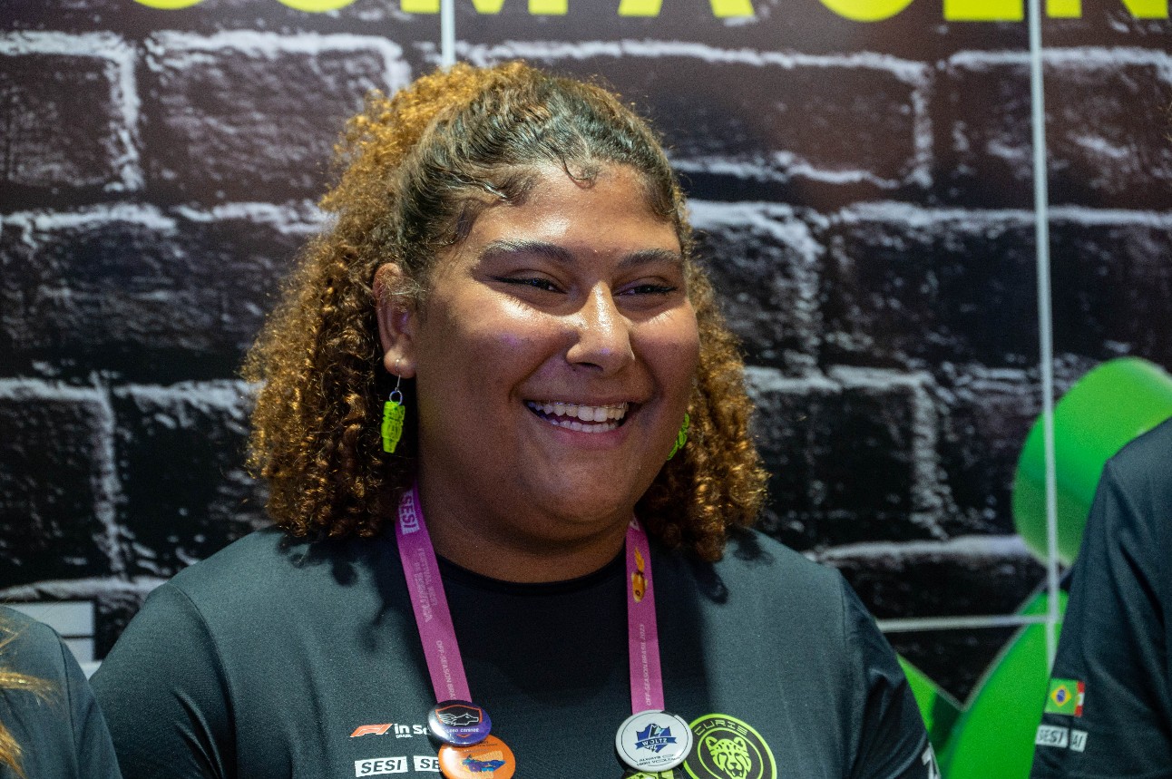 Karol coloca os aprendizados da F1 in Schools nas atividades da faculdade de marketing