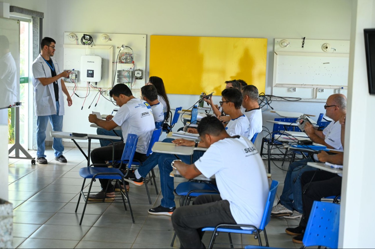 Profissionais acima de 50 anos e pessoas com deficiência têm acesso gratuito a 40 cursos online do SENAI, em áreas como TI, Indústria 4.0 e Sustentabilidade. Foto: Iano Andrade / CNI