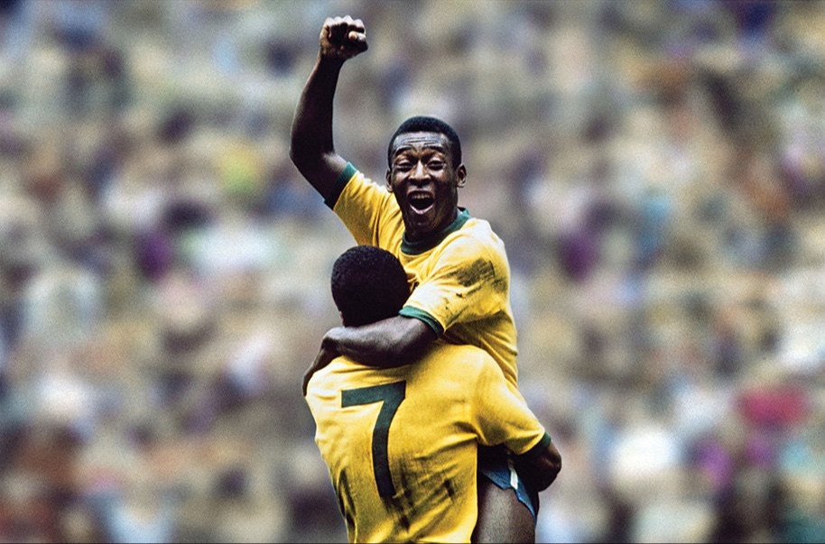 1970: Pelé abraça Jairzinho após gol na final da copa em que o Brasil se tornou tricampeão do mundo