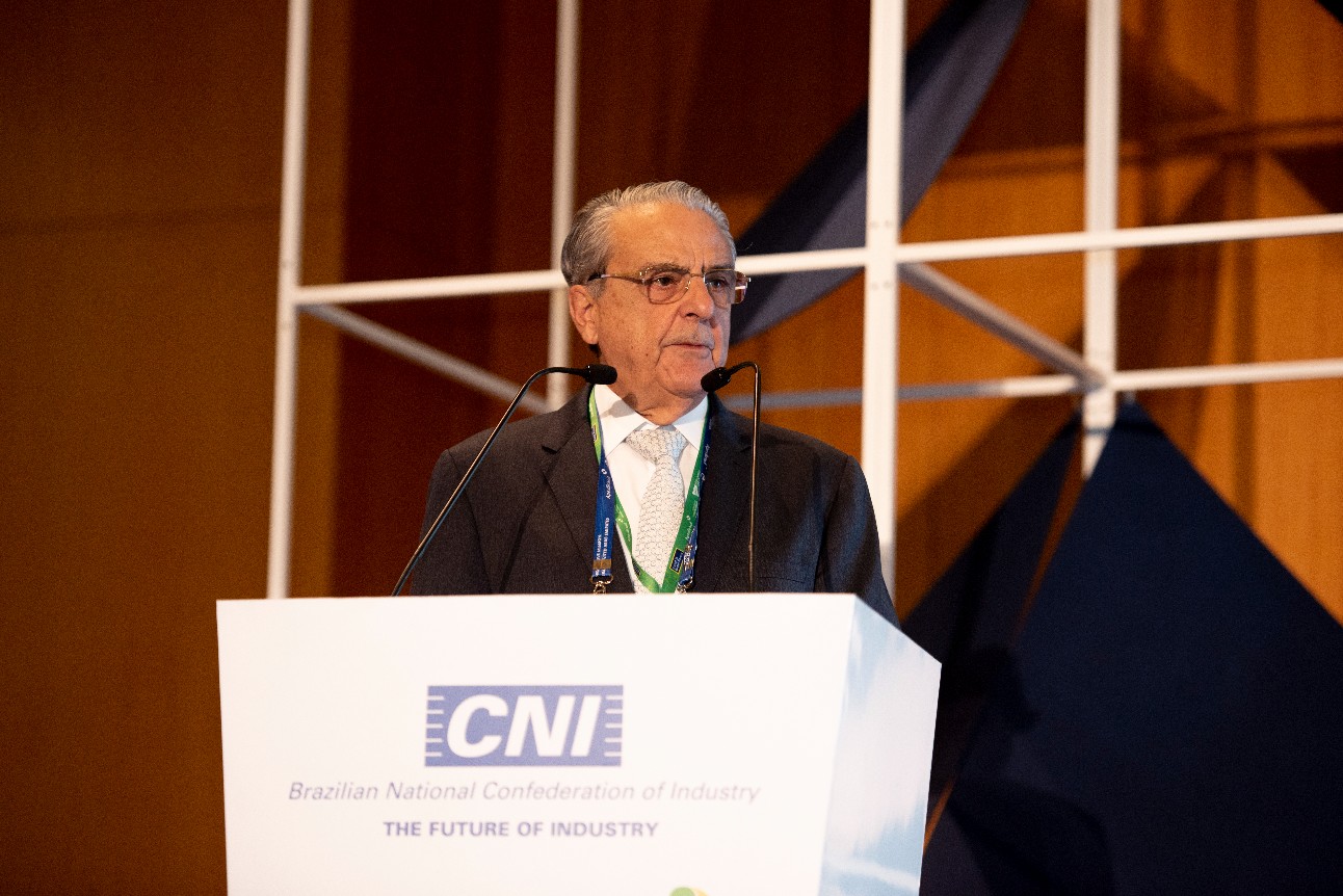 Presidente da CNI, Robson Braga de Andrade, de terno, fala a empresário brasileiros e árabes em Dubai