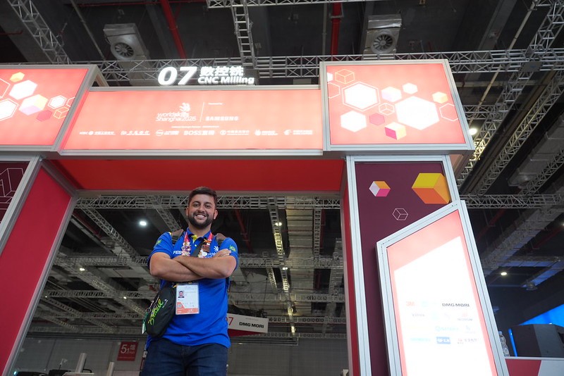 Flau Lima, um dos team leaders da delegação brasileira, acompanha a rotina dos competidores e ajuda a solucionar imprevistos durante a WorldSkills Shanghai 2026