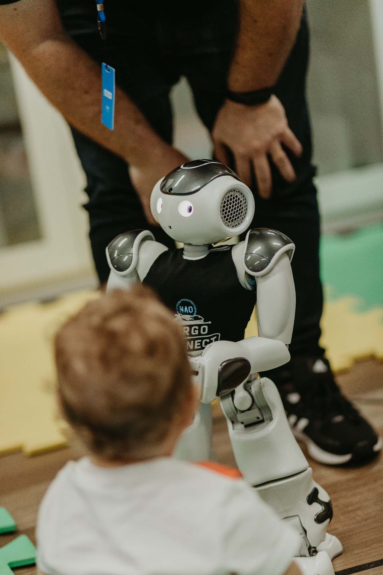 Criança interage com robô