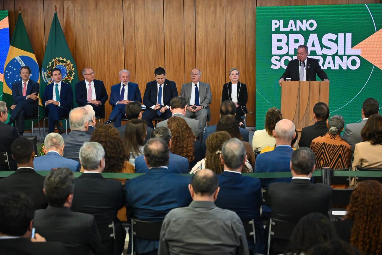 Medidas para combater tarifaço dão fôlego à indústria e mantêm negociação aberta com os EUA, avalia presidente da CNI