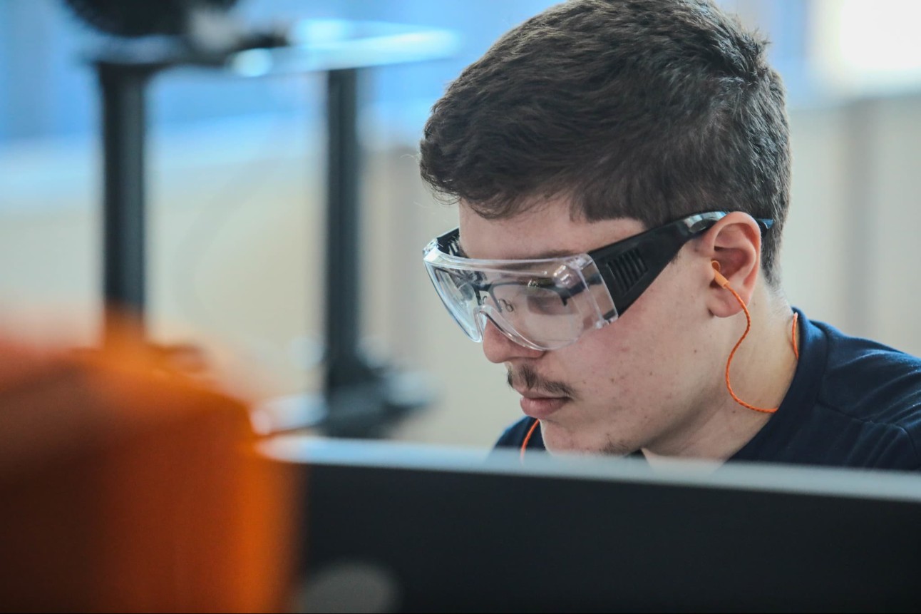 Pesquisa do SESI e SENAI mostra que os jovens priorizam salário, crescimento e propósito ao escolher uma carreira, valorizando autonomia e significado no trabalho.
Foto: JP Rodrigues / SENAI