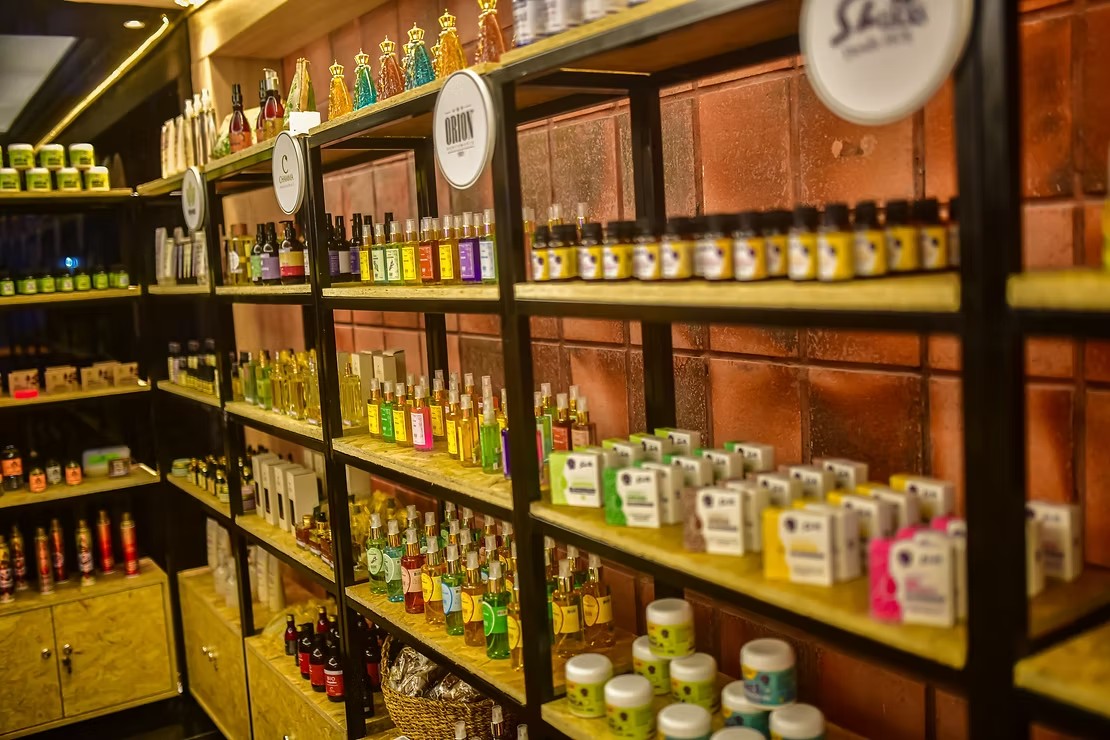 prateleiras com produtos diversos