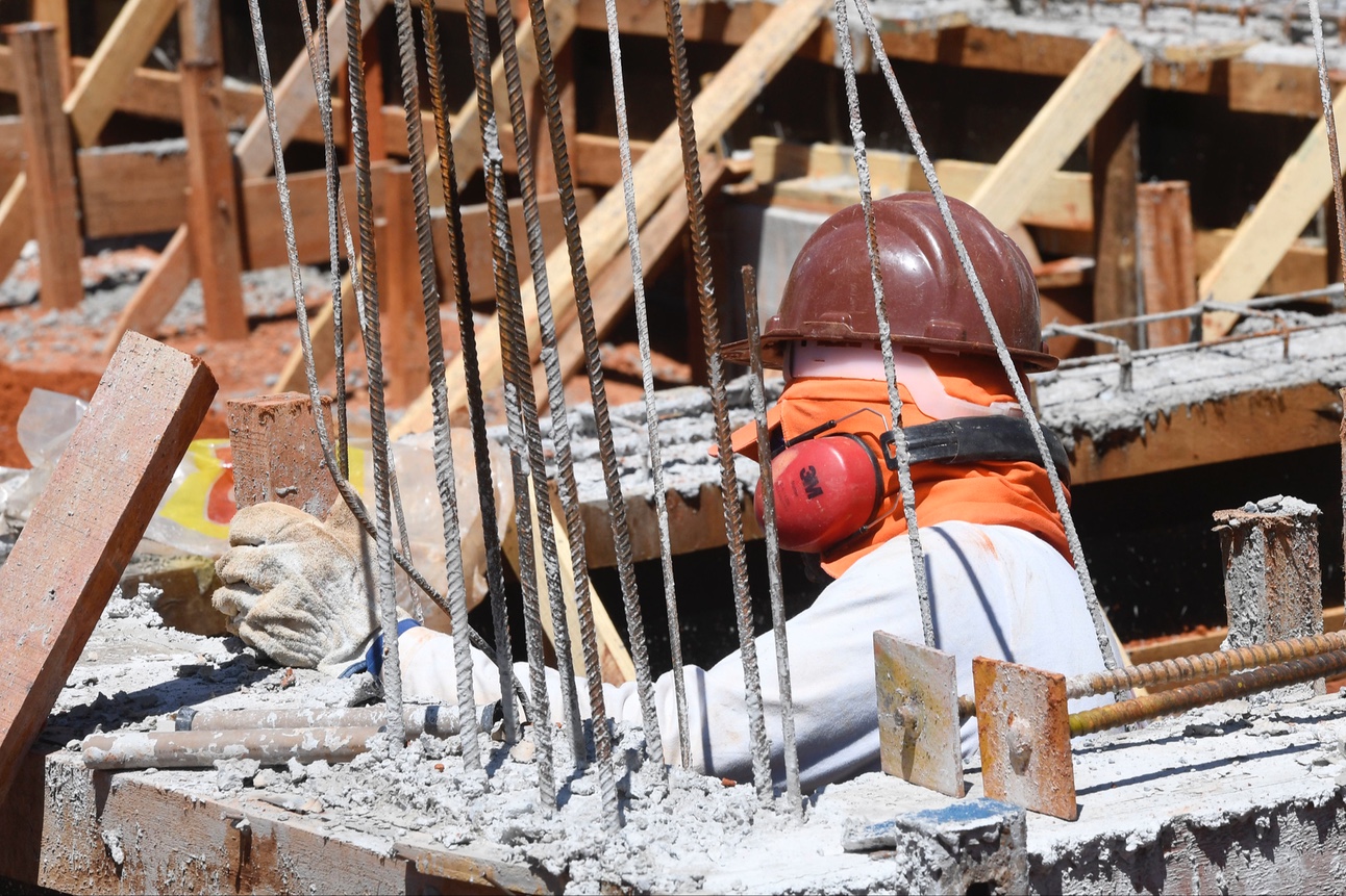 Níveis de atividade e emprego na indústria da construção brasileira recuaram em fevereiro em relação a janeiro