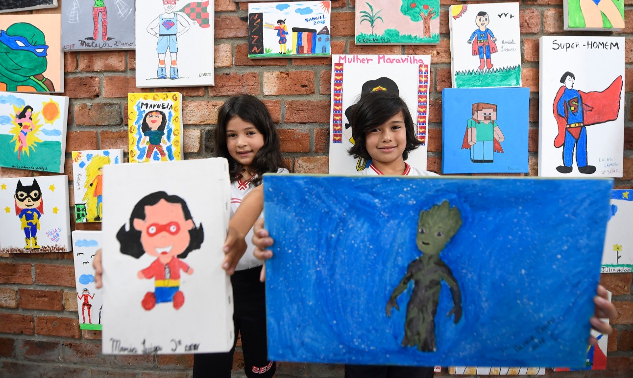 Desenhos produzidos por alunos viram ilustração em muro de escola