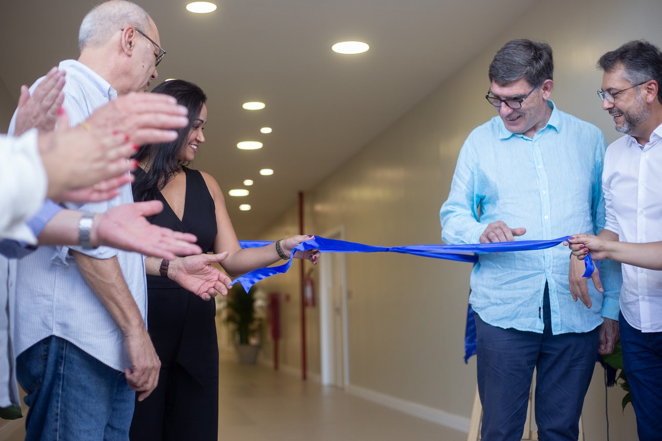 pessoas cortam faixa para abertura da escola, tem 3 homens e 1 mulher