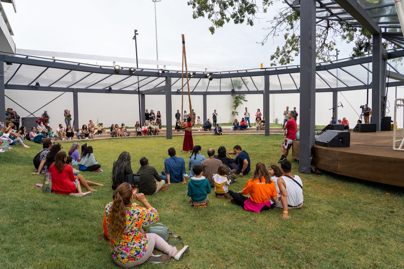 A Praça da Árvore é um espaço ao ar livre que permite diversos tipos de atividades