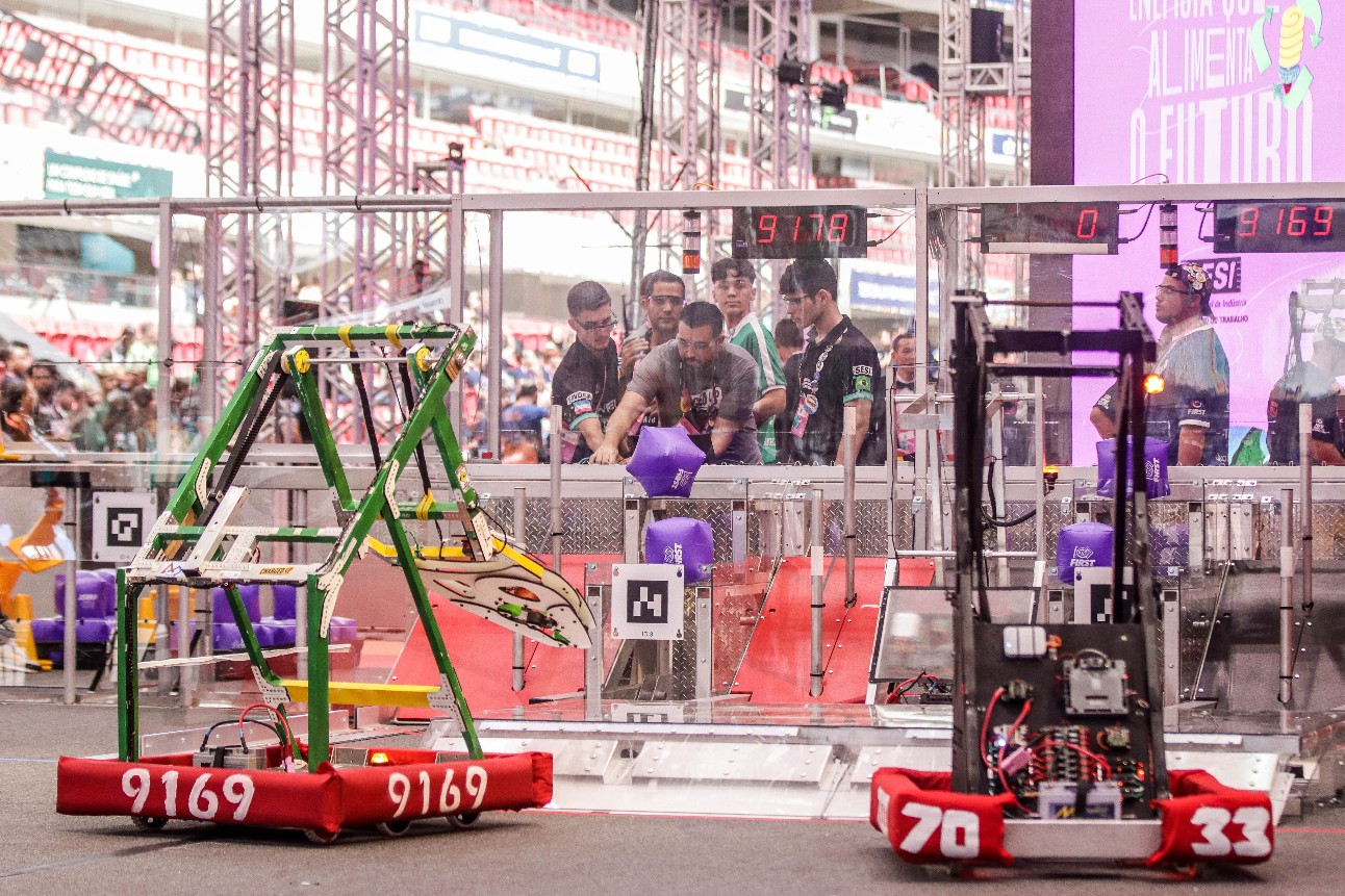 A olimpíada da robótica, como é conhecida a categoria, desafia estudantes do ensino médio a criar robôs de porte industrial com até 55kg e mais de 1,5 metro de altura