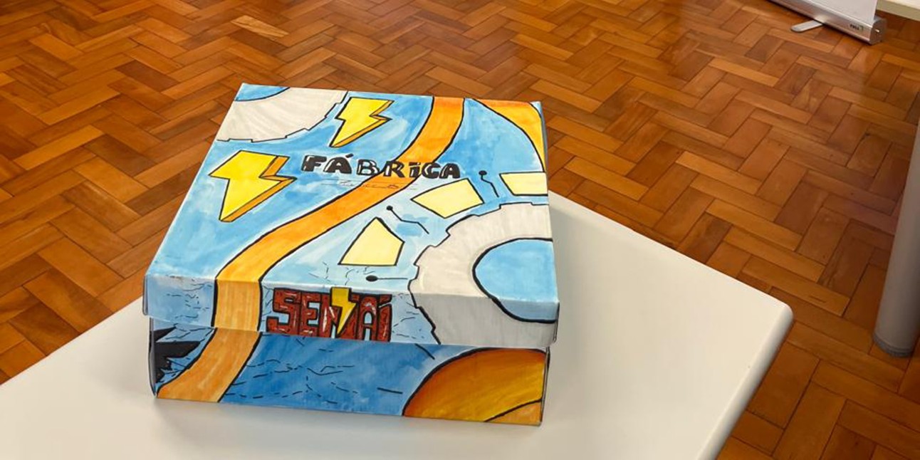 Embalagem feita por Sophia Dietrich, 16 anos, aluna da aprendizagem industrial básica no curso de confeccionador de calçados. Foto: Divulgação/FIERGS