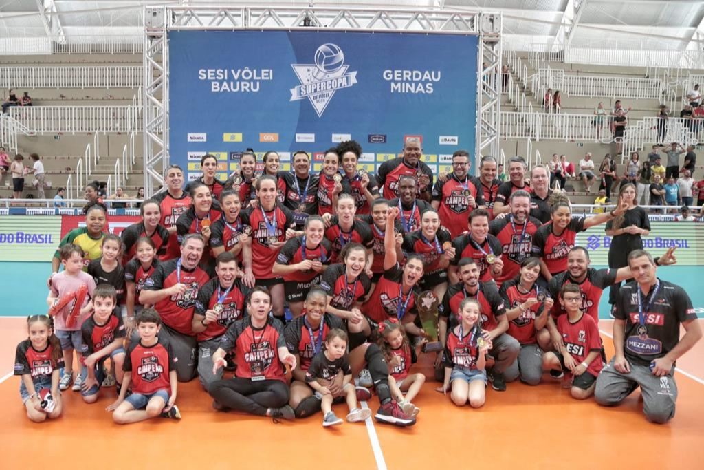 No primeiro jogo oficial no novo ginásio, SESI Vôlei Bauru vence Gerdau/Minas por 3 a 1 e conquista mais um título inédito em sua história