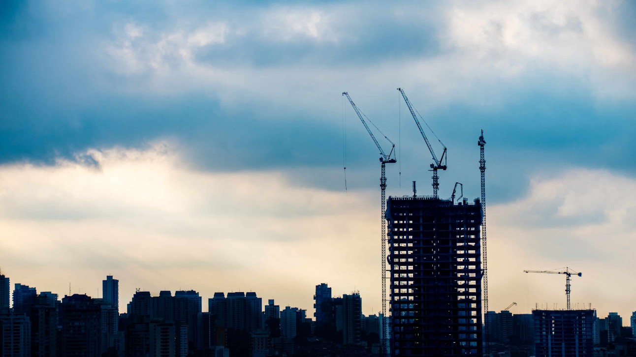 foto de prédio de construção, com grande céu azul atras