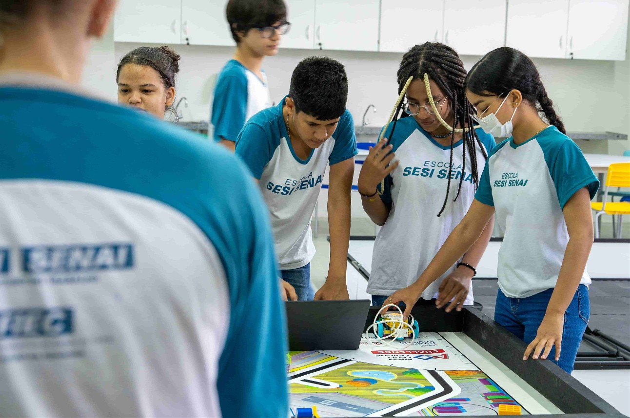 Alunos mexem com robótica em sala de aula do SESI