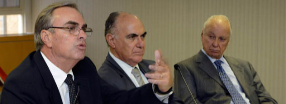 À esquerda, economista Gil Castelo Branco. Ao centro, presidente do Coinfra José Mascarenhas. À direita, vice-presidente da Fiepa Luiz Carlos Monteiro