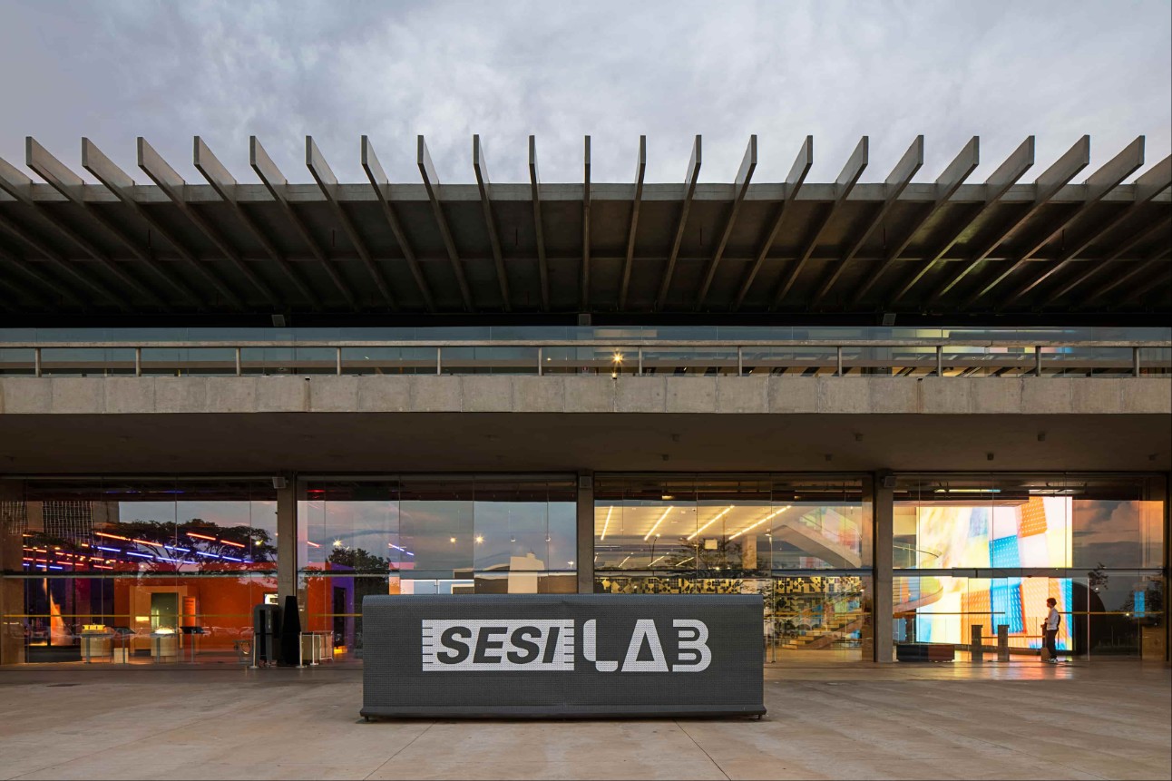 Foto da fachada do SESI Lab, museu de arte, ciência e tecnologia
