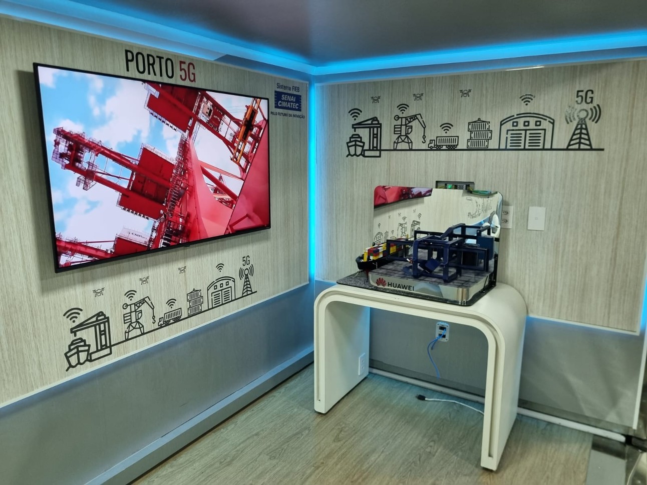 foto: caminhão do senai por dentro, com equipamentos e tv