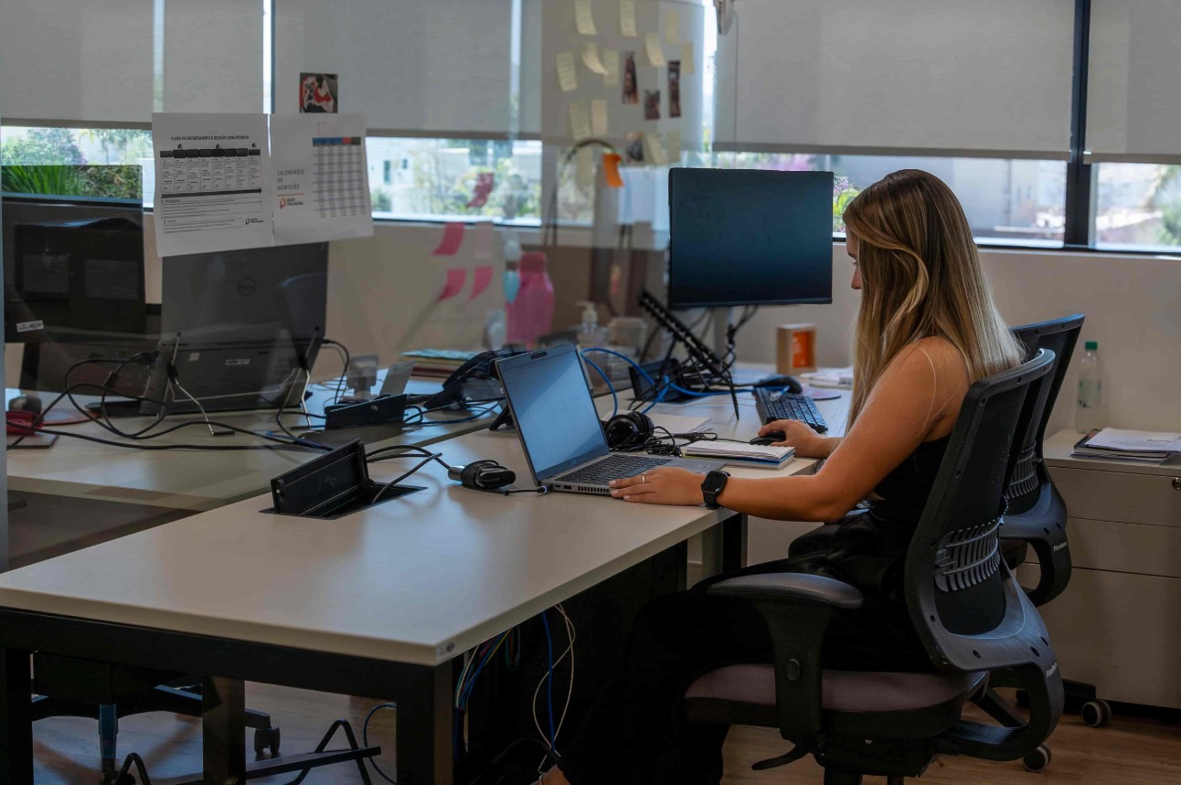 mulher sentada mexendo em um computador